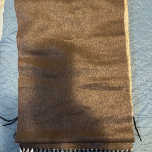 Beautiful made in Italy silk/cashmere scarf new with tags from saks fifth Ave - Picture 4 of 4